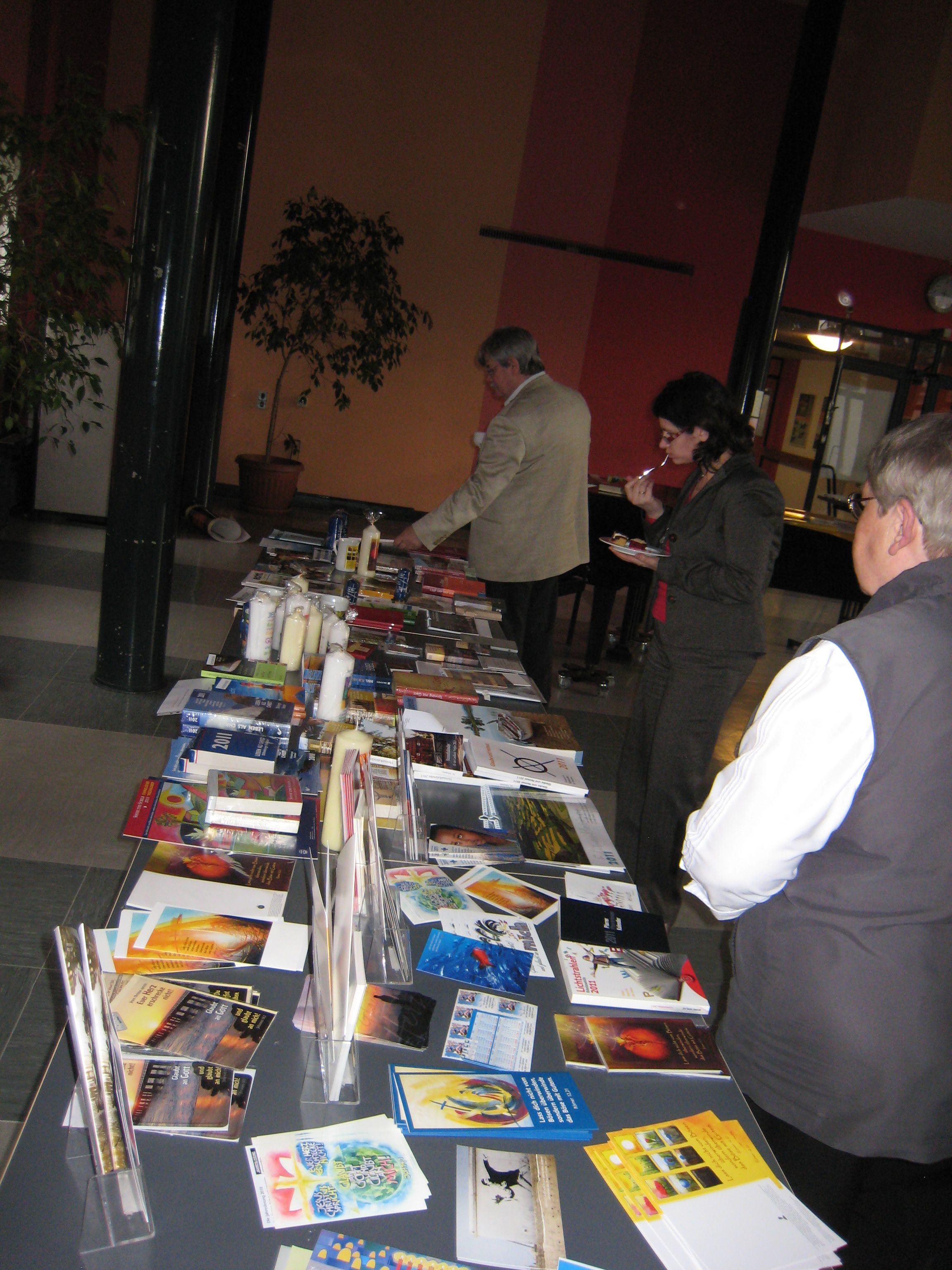 Der Büchertisch mit Produkten zur Jahreslosung 2011